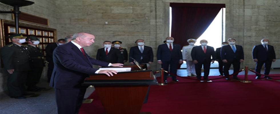 Cumhurbaşkanı Erdoğan, YAŞ üyeleriyle birlikte Anıtkabir’i ziyaret etti