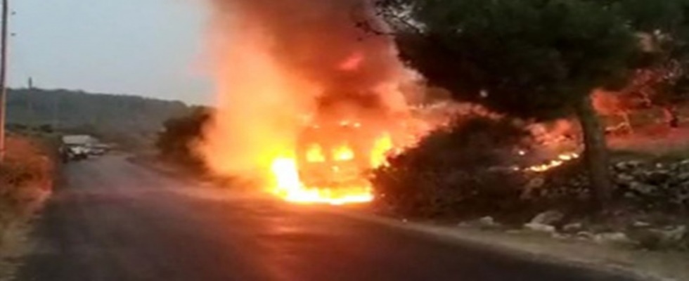 Mersin’in Tarsus ilçesinde bir minibüs, yangında küle döndü.