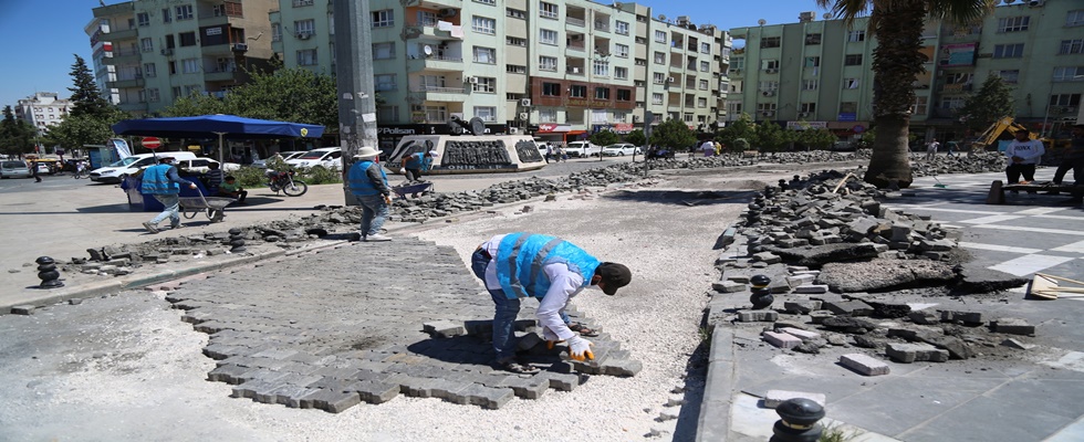 MERKEZ VE KIRSALDA PARKE DÖŞEME ÇALIŞMALARI DEVAM EDİYOR