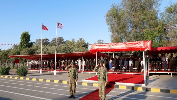 Cumhurbaşkanı Ersin Tatar, 1’inci Piyade Alay Komutanlığı’nda düzenlenen sancak devir teslim törenine katıldı