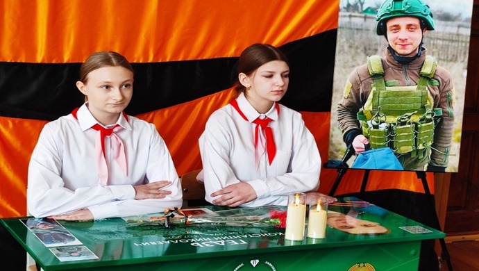 LPR’nin Rovenki kentinde, Birleşik Rusya’nın desteğiyle SVO katılımcılarından birinin onuruna bir Kahraman Masası açıldı