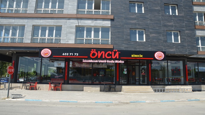 ÖNCÜ DÖNER BİRECİK HİZMET KALİTESİYLE ÖNE ÇIKIYOR